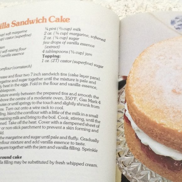 CAKES & CAKE DECORATING  1978 - Picture 5 of 6